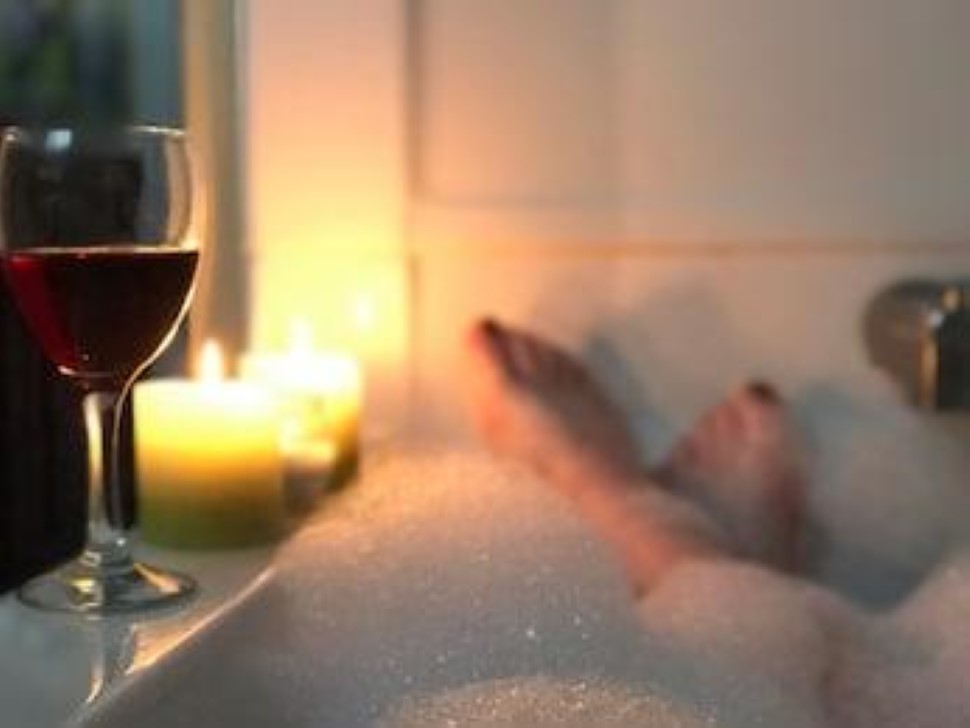 Indulge Yourself in a Perfectly Relaxing Bath with these 18 Steps Indulge Yourself in a Perfectly Relaxing Bath with these 18 Steps